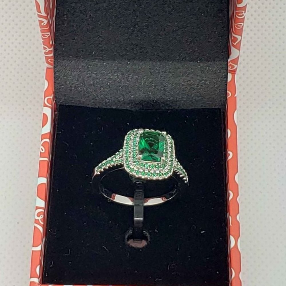 18k White Gold Plated Ring With Green Cubic Zirconia Stones
